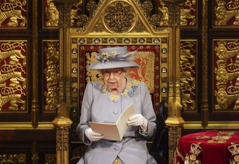 Rainha Elizabeth II lê discurso no Parlamento britânico, em 11 de maio (Foto: Reprodução/ Instagram)
