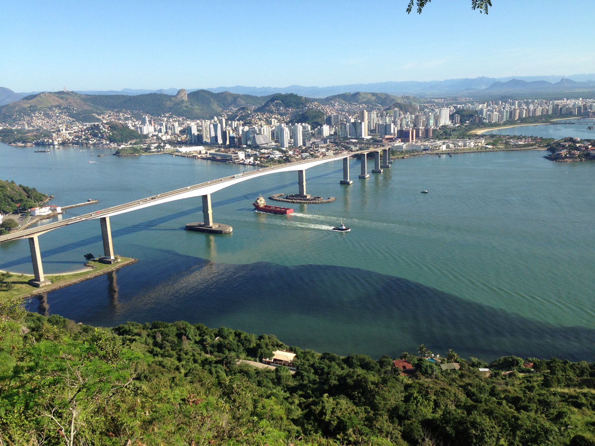 Morro do Moreno: Homem descia na tirolesa, que não freou no final do percurso. (Foto: Arquivo A Tribuna - 27/06/13)