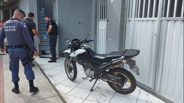 Motociclista é morto a tiros e carona fica ferido em Laranjeiras (Foto: Sergio Valadão)