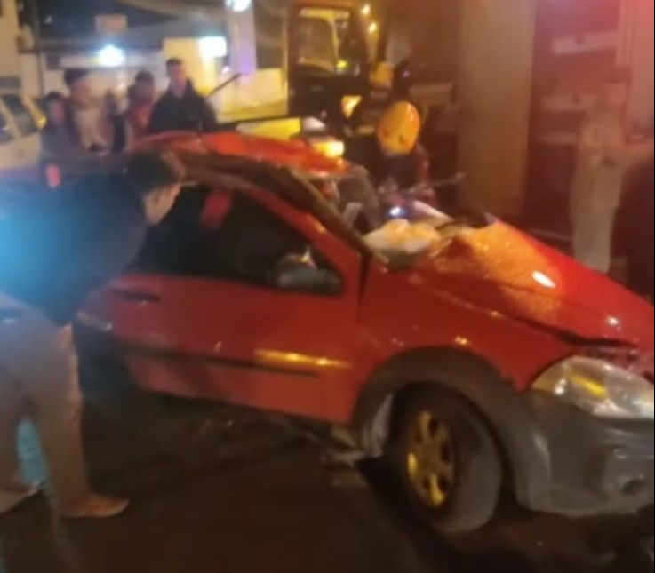 Motorista desvia de cachorro, capota com o carro e 3 pessoas ficam feridas (Foto: Reprodução/Vídeo)