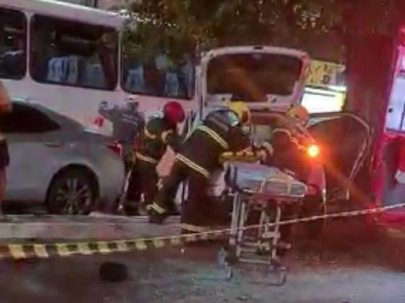 A colisão aconteceu em um cruzamento da rodovia Governador Jones dos Santos Neves, na altura do bairro Muquiçaba (Foto: Reprodução)