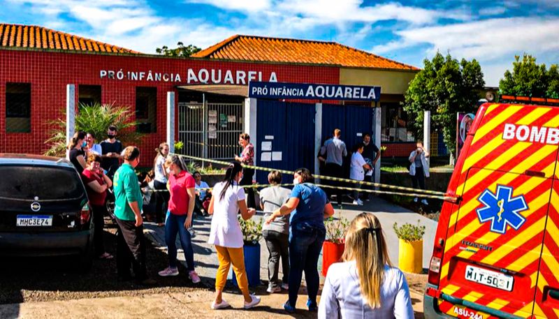 Movimentação diante do creche Pró- Infância Aquarela, no centro da cidade de Saudades (Foto: Jocimar Borba / iShoot / Agência Estado)