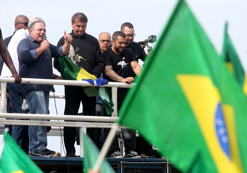 O presidente Jair Bolsonaro ao lado do ex-ministro da Saúde, Eduardo Pazuello, em carro de som no aterro do Flamengo, na zona sul do Rio (Foto: WILTON JUNIOR/ESTADÃO CONTEÚDO)