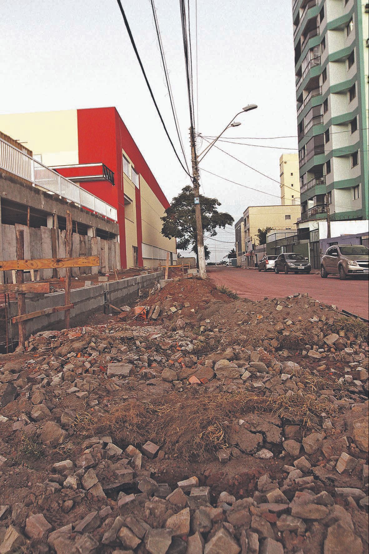 Obra na rua Marília Resende Coutinho, em Jacaraípe, causa transtornos (Foto: Dayana Souza/ AT)