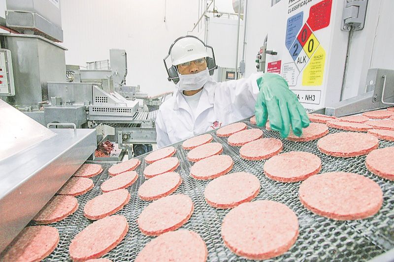 Produção de carne de hambúrguer industrial: plano para redução de sódio (Foto: Agência Estado)