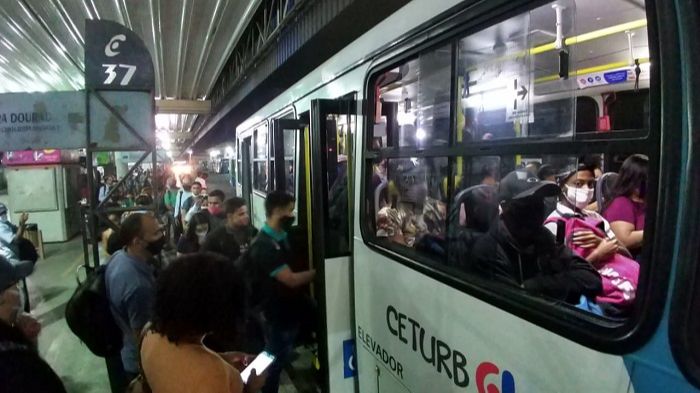 Passageiros passam sufoco para embarcar em ônibus do Transcol à noite no Terminal de Laranjeiras, na Serra (Foto: Beto Morais/AT)