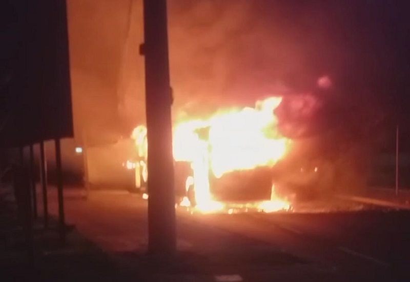 O coletivo do Sistema Transcol da linha 617 foi incendiado no bairro Riviera da Barra (Foto: Reprodução)