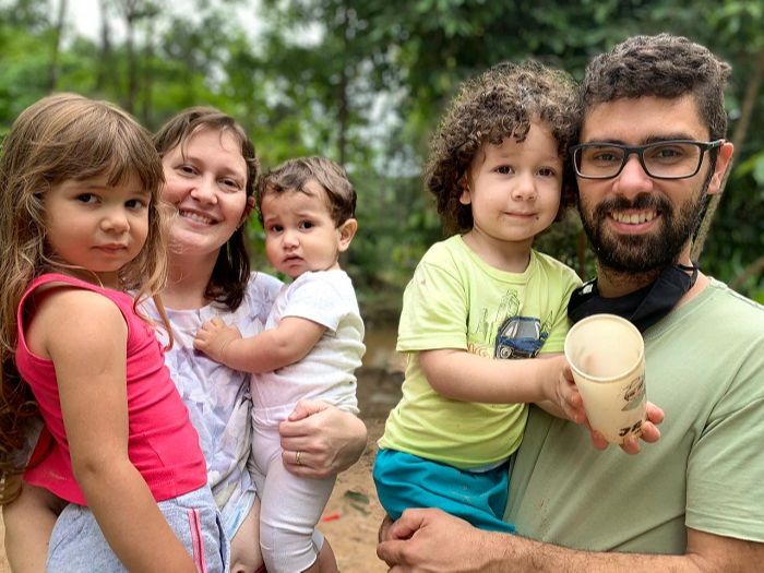 O casal Julimar e Denise com os três filhos: Maria Luíza, de 4 anos, José Rafael, de 1 ano, e João Miguel, de 2 anos (Foto: Acervo pessoal )