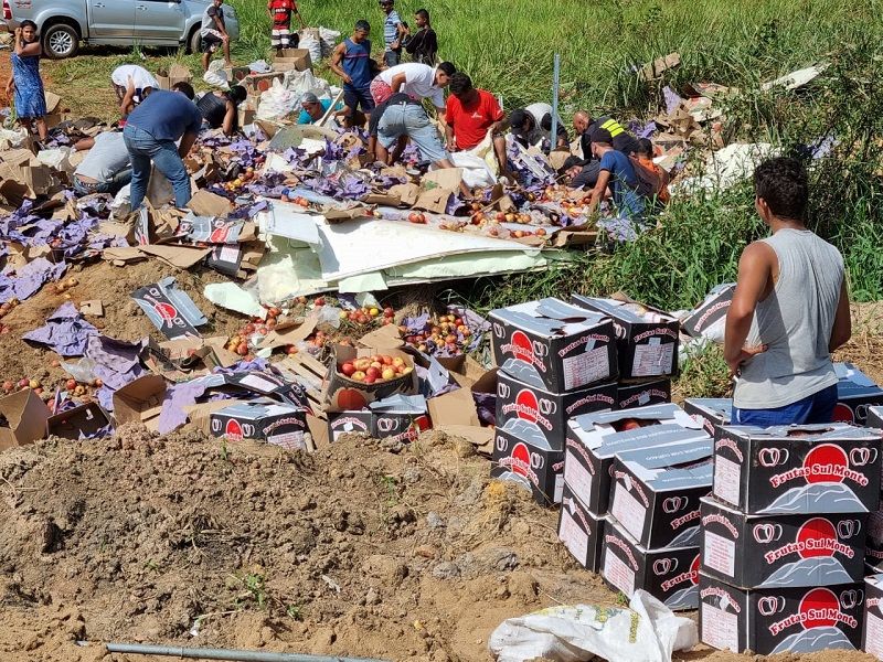 Para não bater em moto, caminhoneiro desvia e tomba com carga de maçã em Guarapari (Foto: Roberta Bourguignon)