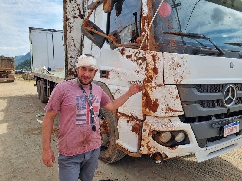 Para não bater em moto, caminhoneiro desvia e tomba com carga de maçã em Guarapari (Foto: Roberta Bourguignon)