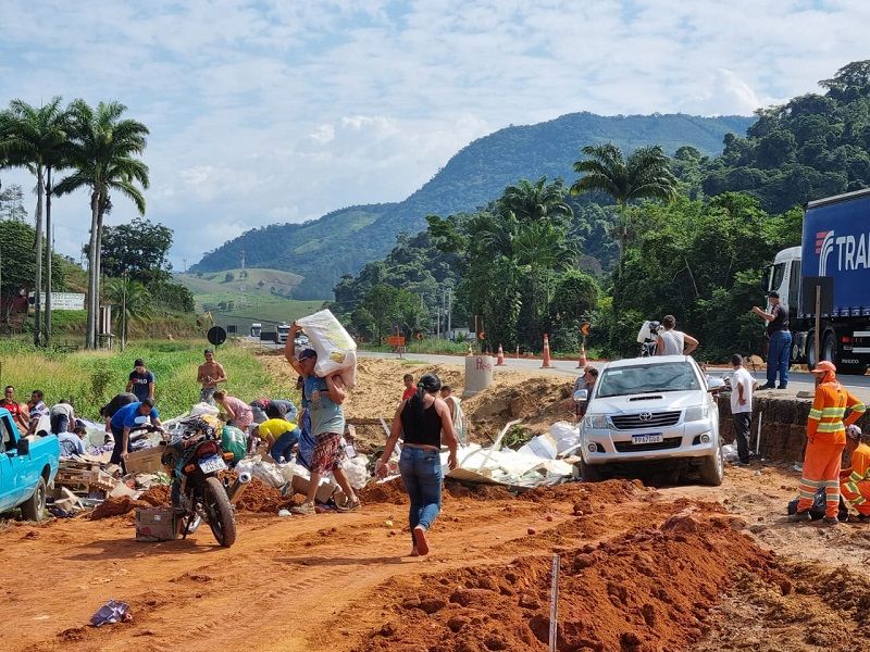 Para não bater em moto, caminhoneiro desvia e tomba com carga de maçã em Guarapari (Foto: Roberta Bourguignon)