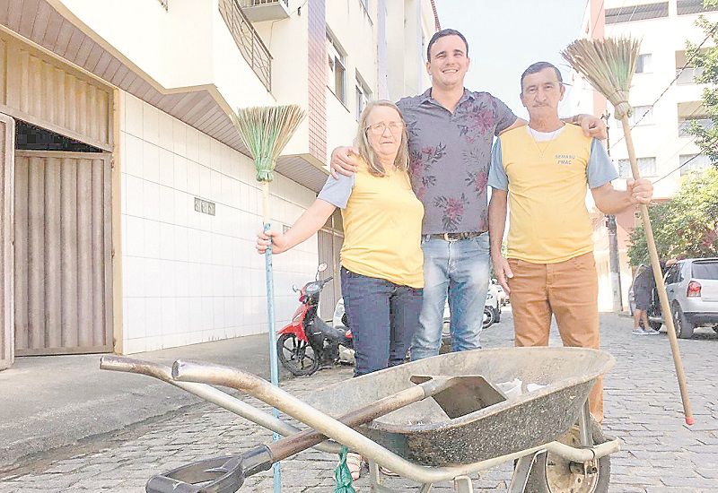 Josimar com os pais Maria e Francisco: dificuldades para vencer na vida (Foto: Clóvis Rangel/ Divulgação)