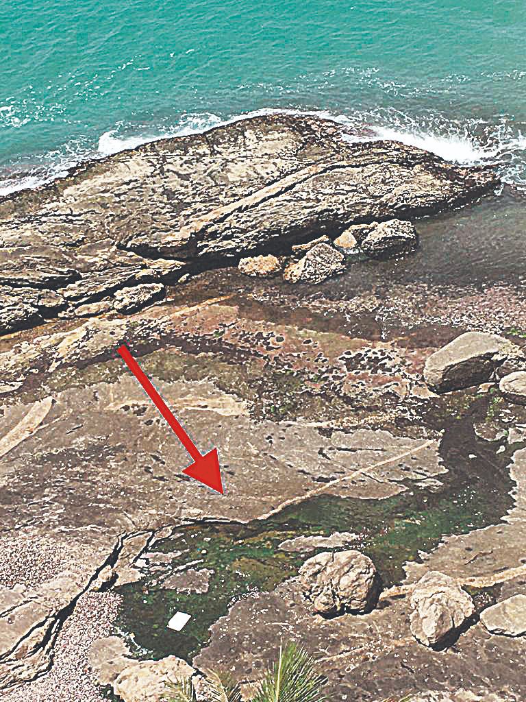 Ponto na formação rochosa em que o esgoto é lançado sem tratamento (Foto: Gustavo Nogueira Alves)