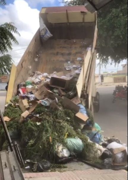 Prefeito mandou despejar caçamba em local onde moradores jogavam lixo (Foto: Reprodução/ Redes sociais)