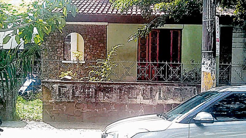 Casa abandonada que, segundo morador, é utilizada diariamente por usuários de drogas e moradores de rua (Foto: Marcos José de Abreu Gonçalves)