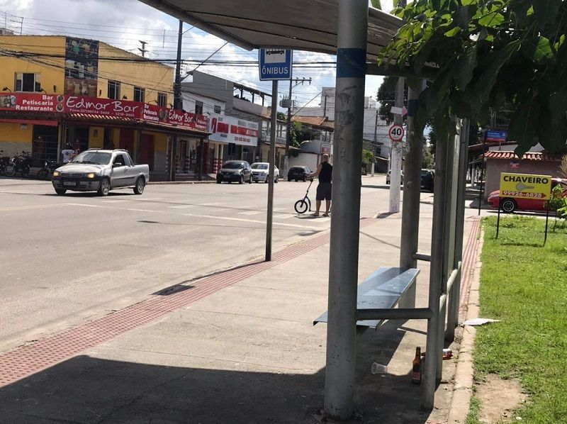 Rapaz é baleado em ponto de ônibus em tentativa de assalto (Foto: Manuela Machado)