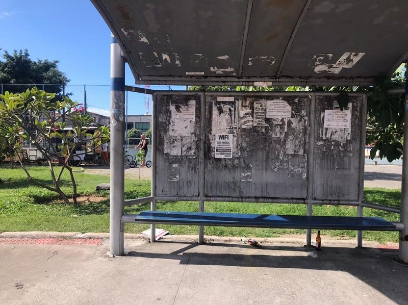 Rapaz é baleado em ponto de ônibus em tentativa de assalto (Foto: Manuela Machado)