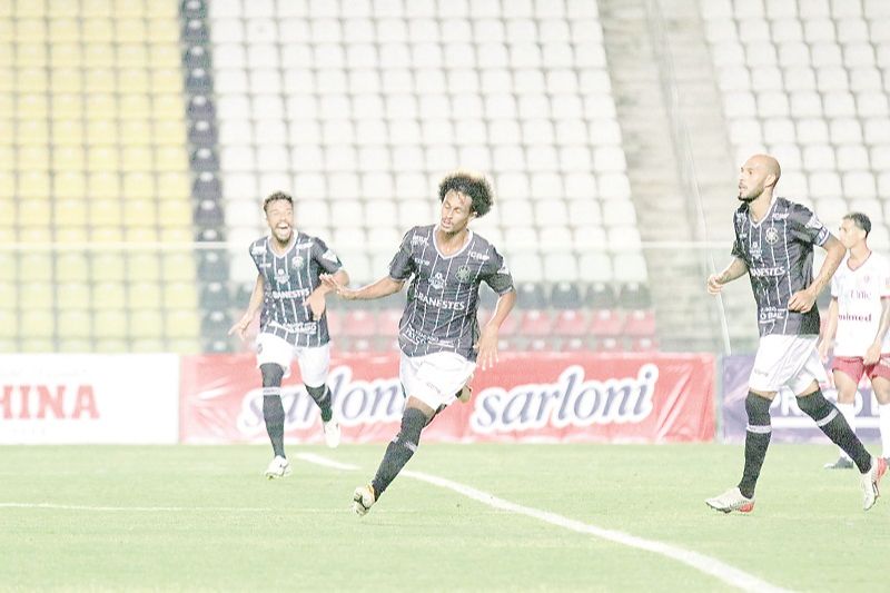 Bidick, artilheiro do Rio Branco, comemora um de seus quatro gols (Foto: Rafael Brozeguini)