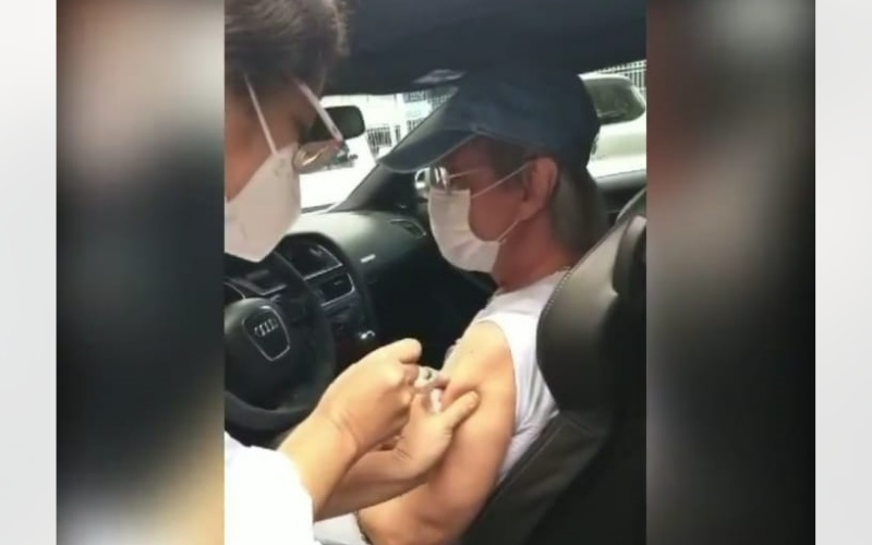 Roberto Carlos recebe a segunda dose da vacina contra o coronavírus (Foto: Reprodução/Instagram)