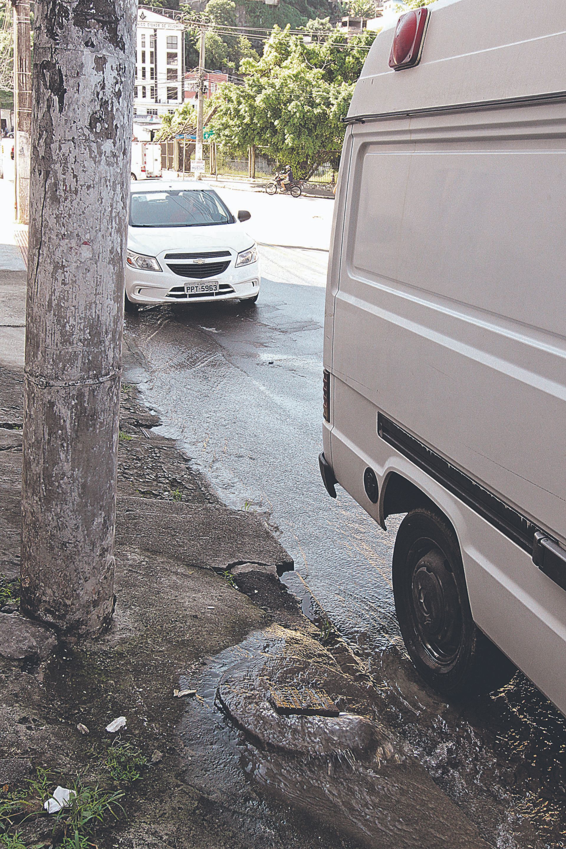 A rede de esgoto da avenida Santo Antônio (Foto: Kadidja Fernandes/ AT)
