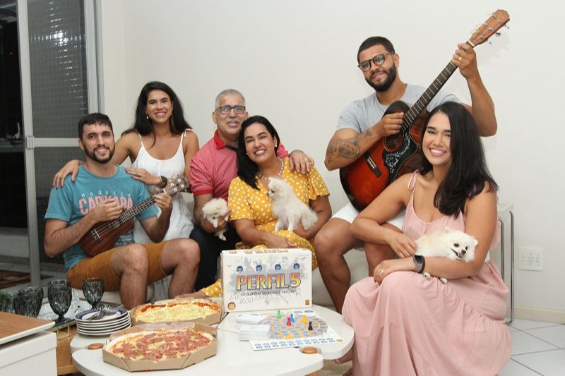 Vanessa Cabral, o marido, Geber Cabral, e as filhas Géssica e Raquel com os genros Marcus e Rafael (Foto: Beto Morais/ AT)