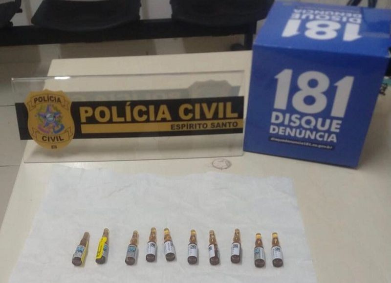 Ampolas apreendidas pelos policiais, na casa do acusado (Foto: Divulgação/Polícia Civil)