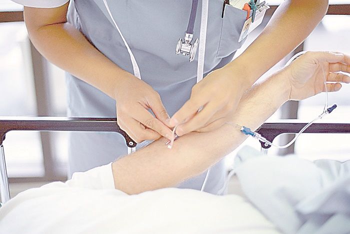 Técnico em enfermagem atende paciente em hospital: vagas para atuação em Iúna, na região Caparaó (Foto: Arquivo/AT)