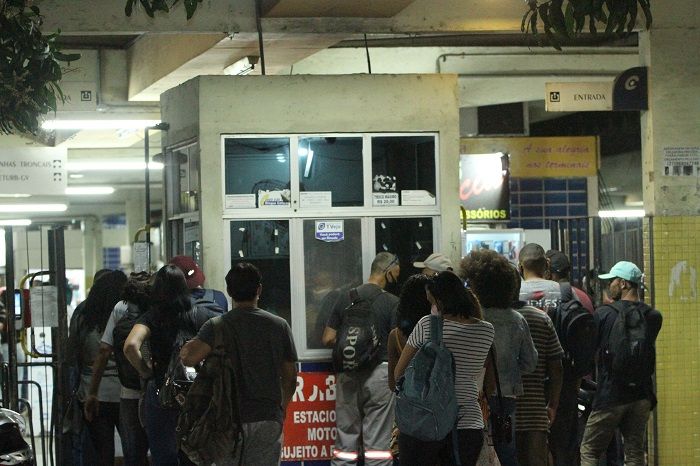 Passageiros se aglomeraram e não mantiveram o distanciamento na entrada do Terminal de Laranjeiras, ontem, na Serra. (Foto: Beto Morais/AT)