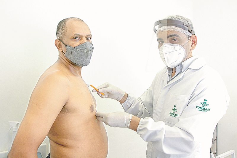 Motorista Valtair Rosa Barbosa, que dirige carreta, fez o exame com Renato Rúbia em um laboratório na Serra (Foto: Dayana Souza/AT)