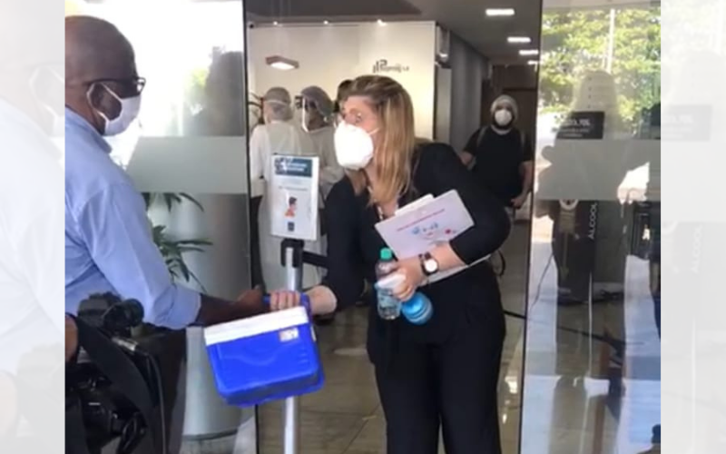Testes de Covid chegam ao hotel isolado em Vitória após hóspede indiano testar positivo para Covid (Foto: Manoela Machado/TV Tribuna)