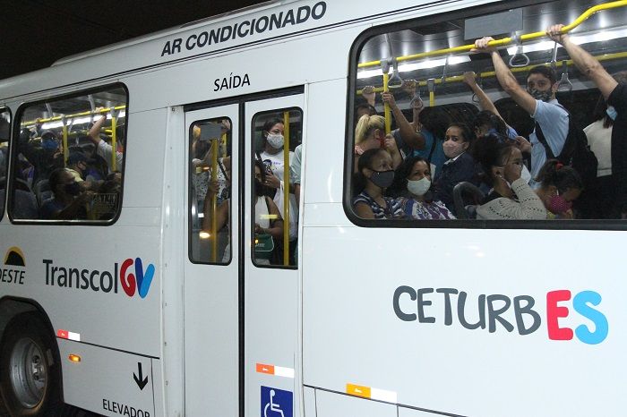 Ônibus sai lotado do Terminal de Carapina, no fim da tarde de ontem, horário de retorno do trabalho. (Foto: Beto Morais/AT)