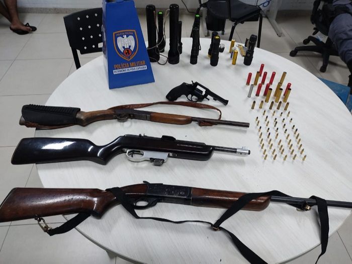 Armas e munições foram apreendidas com suspeitos (Foto: Divulgação Polícia Militar)
