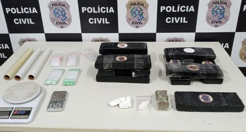Os suspeitos foram presos em frente a uma agência dos Correios após receber uma caixa com 6 tabletes de maconha (Foto: Divulgação/ PC)