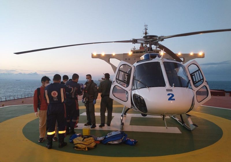 Os tripulantes foram atendidos por uma equipe do Samu, que contou com apoio de um helicóptero do Notaer (Foto: Divulgação/ Notaer)