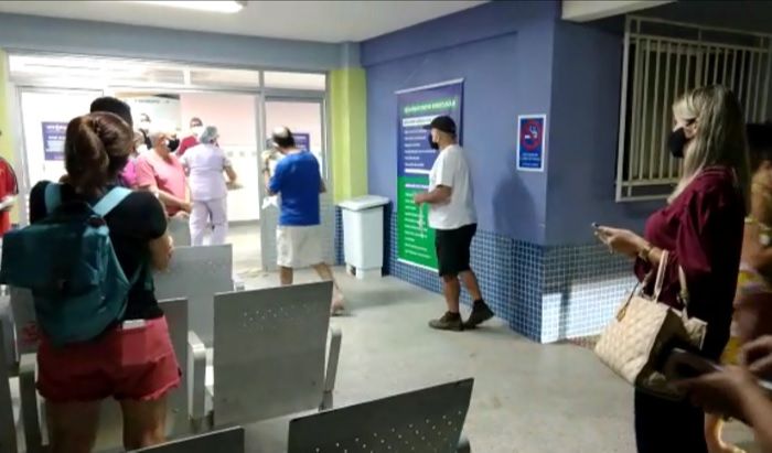 Pessoas buscam explicação para mudança na vacinação (Foto: Beto Morais/AT)