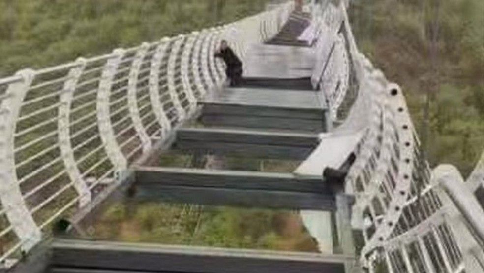 Turista ficou pendurado após queda de vidro (Foto: Reprodução/ BBC)