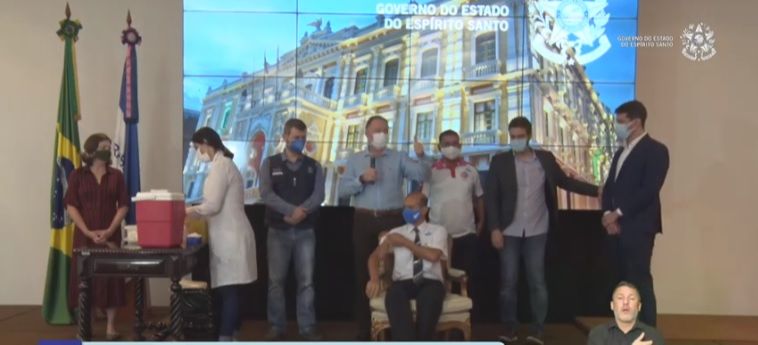 Motorista Altair José de Brito foi o primeiro a receber a dose (Foto: Reprodução/ YouTube Renato Casagrande)