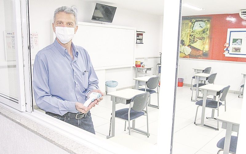 Diretor pedagógico Mário Broetto disse que escola pode garantir as medidas de segurança em relação ao vírus (Foto: Leone Iglesias/at)