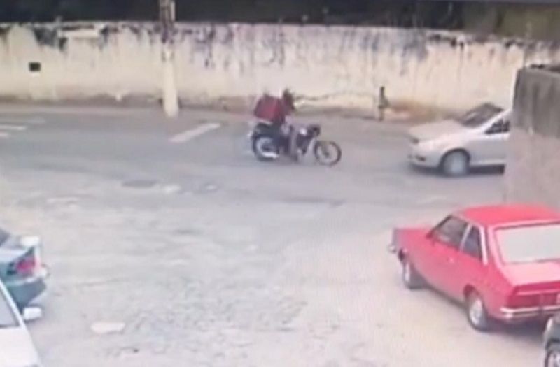 A batida foi registrada por uma câmera de videomonitoramento (Foto: Reprodução)