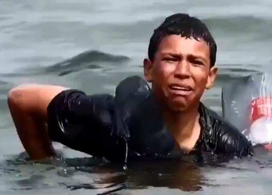 Menino migrante usa garrafas de plástico para flutuar até enclave espanhol (Foto: Reprodução/ Vídeo)