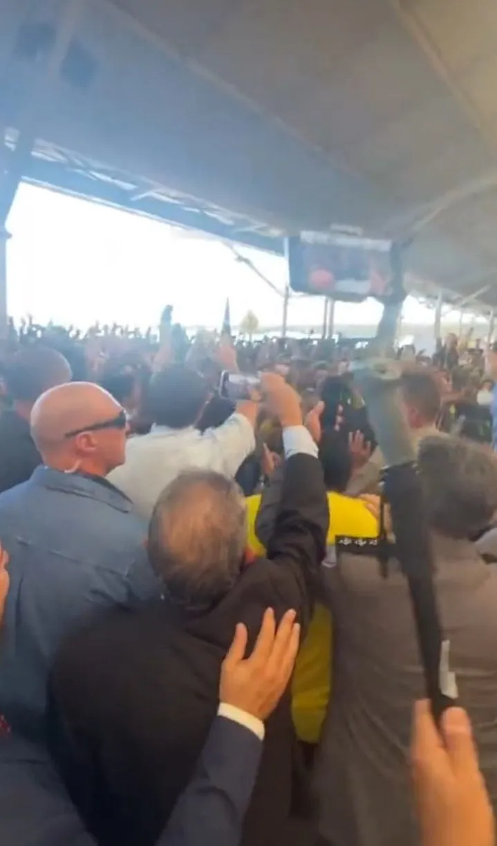 Imagem ilustrativa da imagem Aos gritos de "mito", Bolsonaro é recebido por apoiadores no aeroporto de Vitória