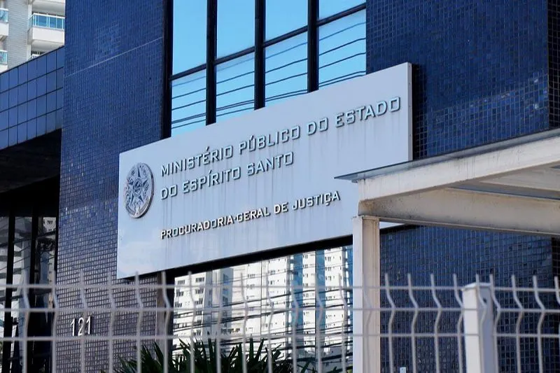 Imagem ilustrativa da imagem Advogada acusada de transmitir ordens de presidiários para facção é presa