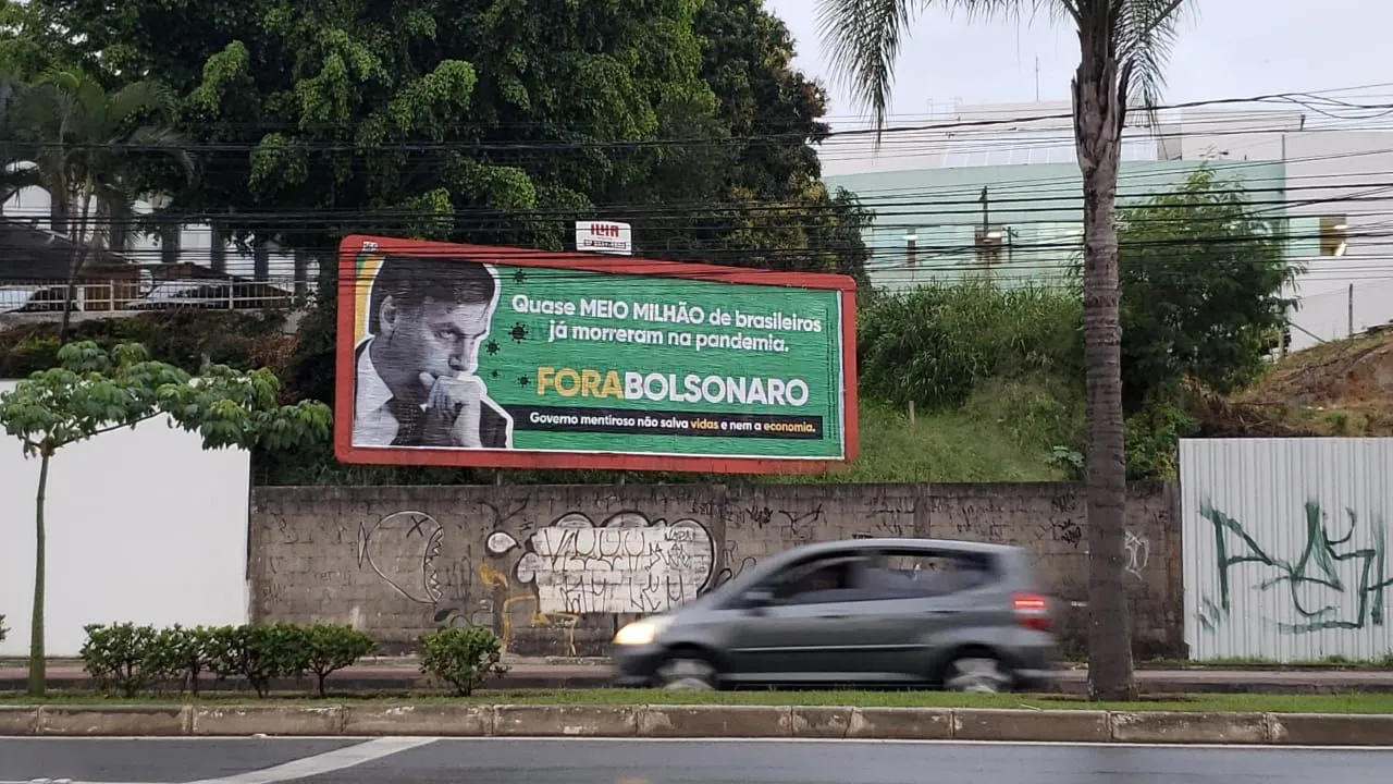 Imagem ilustrativa da imagem Dono de outdoors contra Bolsonaro é ameaçado, diz advogado