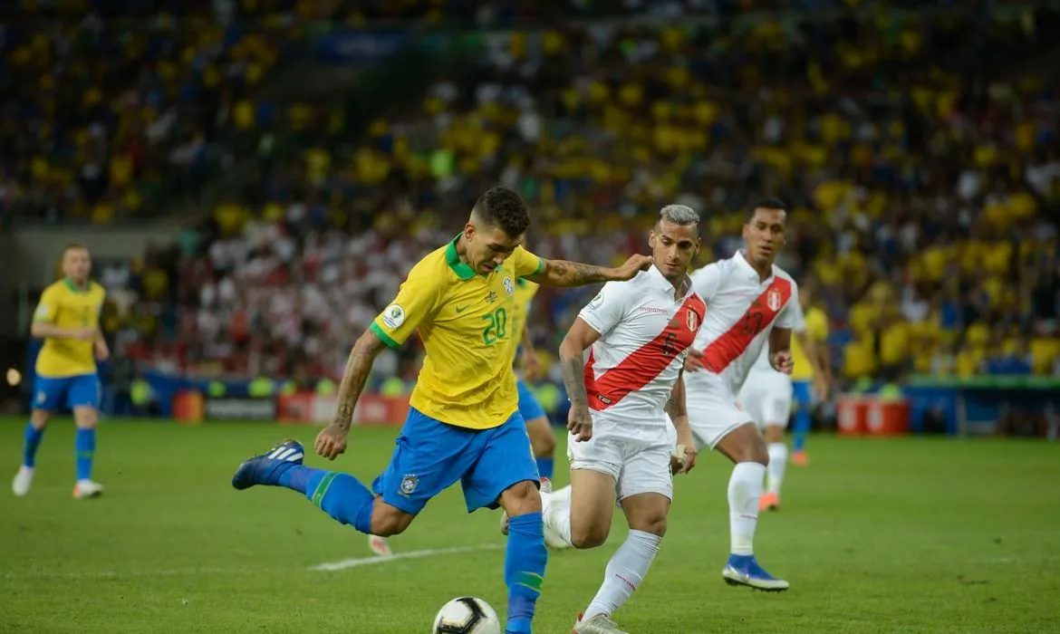 Brasil enfrenta seleção peruana