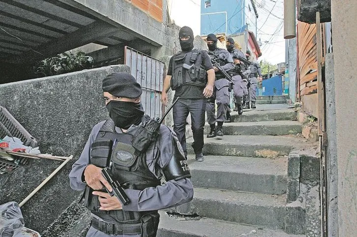 Policiais fazem operação, em Jesus de Nazareth, Vitória: caçada aos criminosos mais perigosos do Espírito Santo
