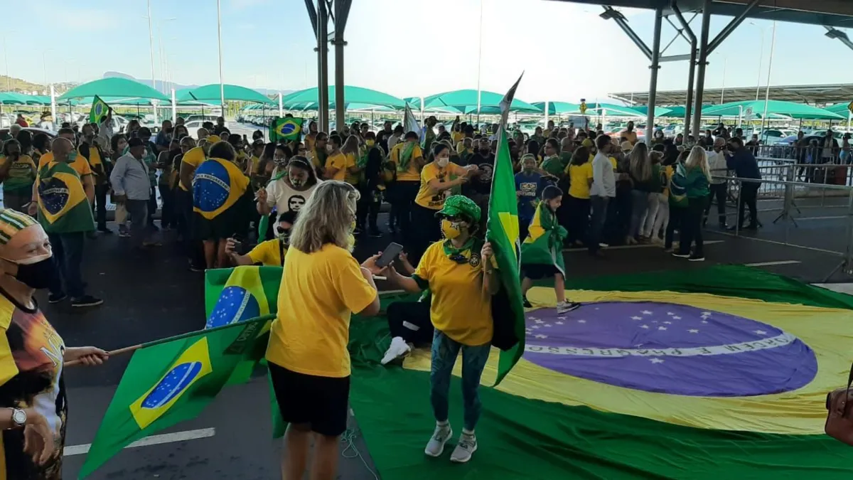 Imagem ilustrativa da imagem Apoiadores de Bolsonaro já estão no aeroporto à espera do Presidente