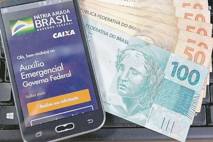Imagem ilustrativa da imagem Bolsonaro prevê mais 2 ou 3 parcelas de auxílio e novo Bolsa Família de R$ 300 em dezembro