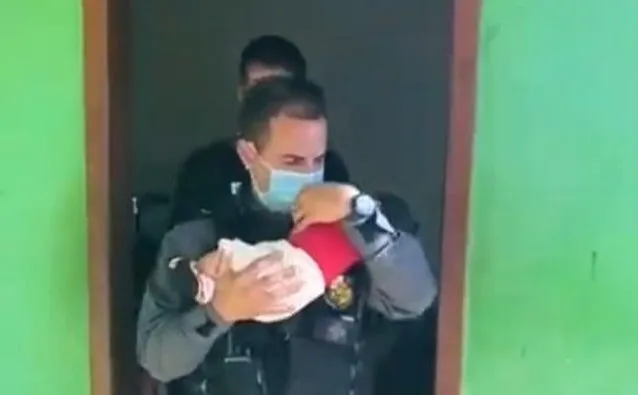 Imagem ilustrativa da imagem Bebê é resgatado pela PM após ser deixado como 'garantia' em boca de fumo