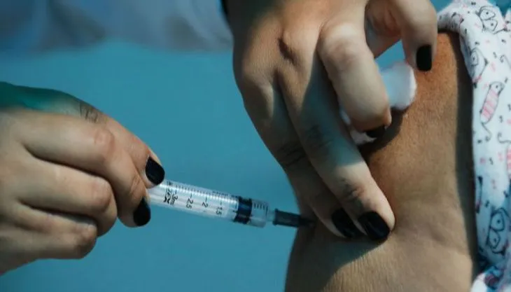 Imagem ilustrativa da imagem Estudo aponta que 699 pessoas tomaram 3 doses de vacina contra Covid no Estado