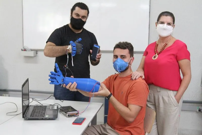 Imagem ilustrativa da imagem Estudantes criam mão mecânica para aproximar pacientes e familiares
